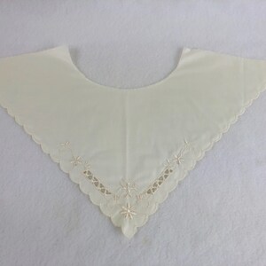 Vintage coudre-sur col blanc cassé en coton unique devant pièce avec blanc brodé fleurs 1960 's