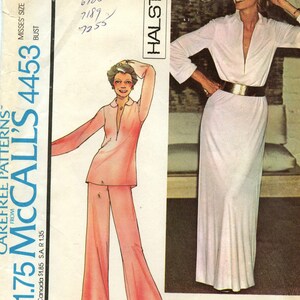 Könnte beinhalten: Ein Vintage-Schnittmuster für ein Kleid oder Oberteil und Hose. Das Schnittmuster ist nur für Stretch-Strickwaren. Das Schnittmuster ist von Halston und stammt von McCall's. Die Schnittmuster-Nummer ist 4453.