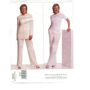 Puede incluir: Un patrón de diseño de Donna Karan New York. La imagen muestra dos conjuntos: un traje de chaqueta y pantalón blanco, y una camiseta blanca de manga corta con pantalones blancos. El patrón está etiquetado como "2665" y "Vogue American Designer."