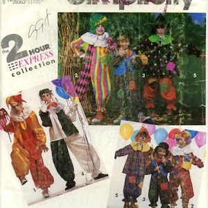 Op de afbeelding: Een naaipatroon voor vijf verschillende clownkostuums. Het patroon is van Simplicity en maakt deel uit van de 2-uur Express-collectie. De kostuums omvatten een regenboog- en zwart-witte clown, een blauw-witte clown, een zwart-witte clown met een rode hoed, een rood-gele clown en een rood-witte clown met een zwarte hoed.