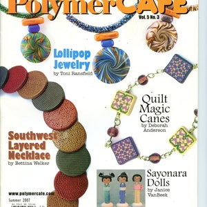Könnte beinhalten: Das Cover des Polymer Cafe Magazins zeigt farbenfrohen Schmuck, Puppen und Stöcke aus Polymer Clay. Der Titel auf dem Cover lautet "Polymer Cafe Vol. 5 No. 3" und enthält Titel für jedes Projekt: "Lollipop Jewelry", "Southwest Layered Necklace", "Quilt Magic Canes" und "Sayonara Dolls".