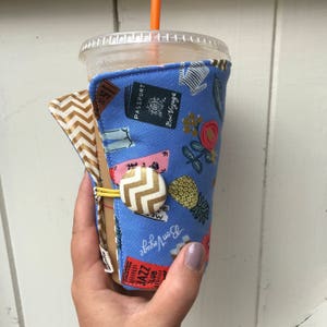Caffè Cozy-fits tutte le dimensioni bevande calde / ghiacciate Modello: Bon Voyage!