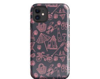 Puede incluir: Funda de teléfono con un fondo gris oscuro y un patrón repetido de ilustraciones rosas con temática de playa. El diseño incluye una langosta, conchas marinas, una bicicleta, un faro y una sombrilla.