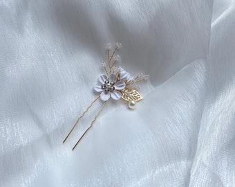 wedding hair accessory | hair pin | bridal accessory | floral | wedding day | getting ready | white
