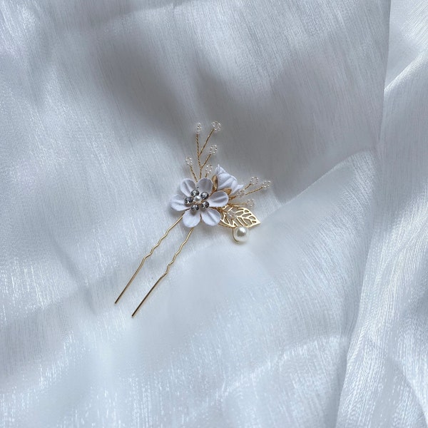 wedding hair accessory | hair pin | bridal accessory | floral | wedding day | getting ready | white