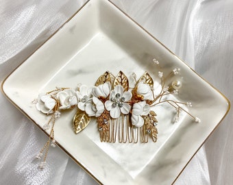 Bridal hair piece | floral comb | hair accessory | white | gold | delicate flower