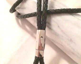 黒色のランヤード／キーホルダー／IDバッジホルダー。編み込みボロレザー製で、スチール製のバヨネットロックとキーリングが付いています。
