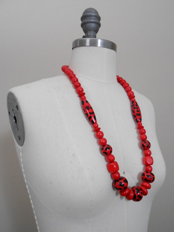 80s vintage necklace - red black wood beads anima… - image 4