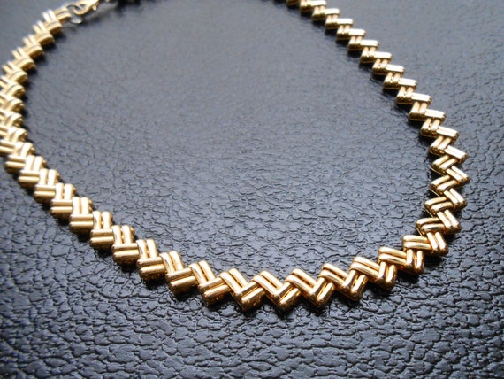 80s, 90s vintage necklace - gold chevron chain ne… - image 3