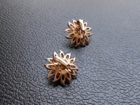 Midcentury vintage earrings - gold floral clip-on… - image 3