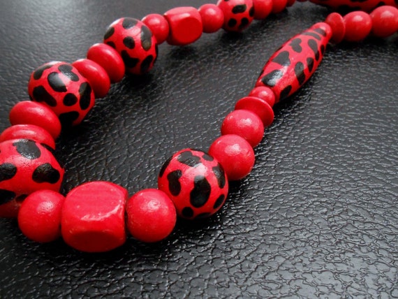 80s vintage necklace - red black wood beads anima… - image 1