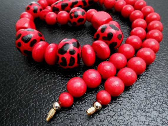 80s vintage necklace - red black wood beads anima… - image 6