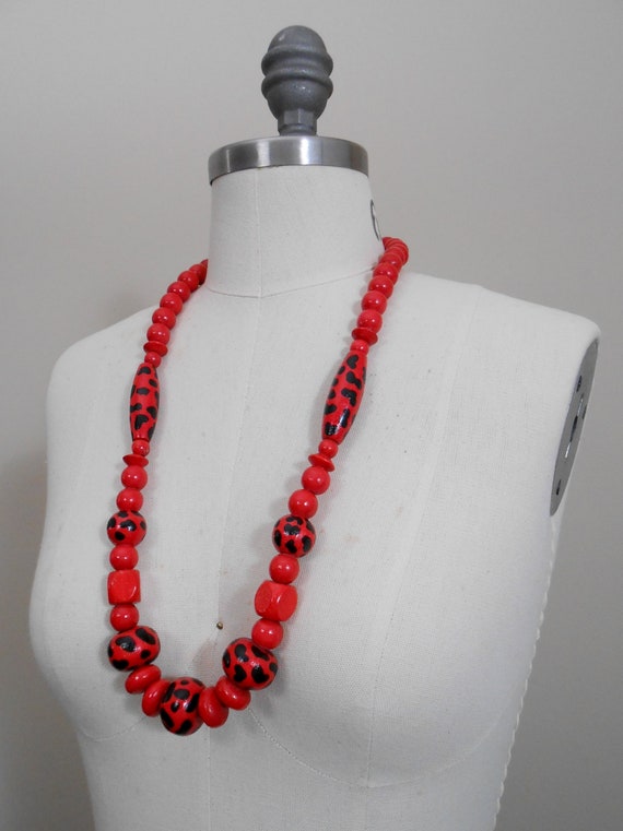 80s vintage necklace - red black wood beads anima… - image 5
