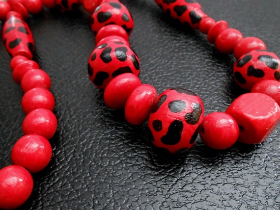 80s vintage necklace - red black wood beads anima… - image 2