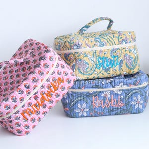 Trousse da viaggio trapuntata personalizzata - Lotto all'ingrosso Borsa cosmetica grande con stampa a blocchi - Beauty case con stampa a blocchi - Borsa da toilette con monogramma per donna