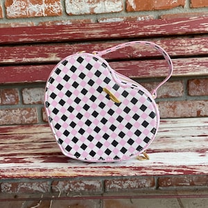 Bolso de corazón de cuadros vichy negros y rosas