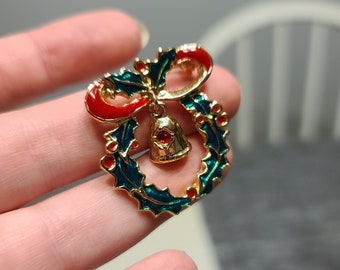 Vintage Christmas Wreath Brooch / Holiday Jewelry / Accessory Pin / Costume Jewelry / Festive Christmas Clothing / Santa Claus