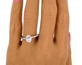 Bague de fiançailles ovale de 1,2 CTW en argent sterling simulant un diamant avec des pierres CZ en anneau, style classique minimaliste.