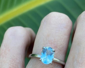 Pierre véritable bleu aigue-marine, argent sterling, 8 x 6 mm.