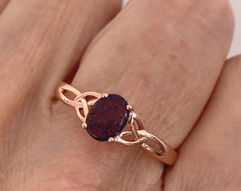 Bague en opale de feu créée par Black Lab : or rose sur argent sterling, pierre de naissance en octobre