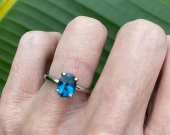 Topaze bleue de Londres, pierre véritable, argent sterling, 8 x 6 mm.