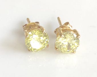 Boucles d'oreilles avec pierre de naissance du mois d'août, péridot 6 mm en argent sterling plaqué or