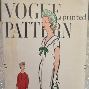 以下が含まれることがあります： ヴィンテージのヴォーグ裁縫パターン、ドレス用、サイズ12、バスト81cm、ヒップ86cm。パターンには、緑のリボンとそれに合わせた緑の帽子が付いた白いドレスが描かれています。パターンには、白い襟が付いた赤いドレスも含まれています。