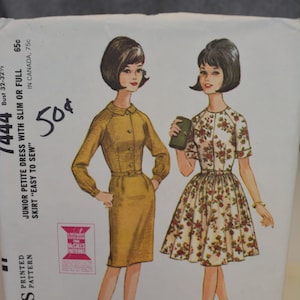 Może przedstawiać: Wzorzec szycia vintage McCall's do sukienki junior petite z wąską lub pełną spódnicą. Wzorzec jest dla rozmiaru 32-32 i jest oznaczony jako "Łatwy w szyciu". Wzorzec pokazuje dwie modelki w sukience, jedna w jednolitym kolorze żółtym, a druga w kwiatowym wzorze.