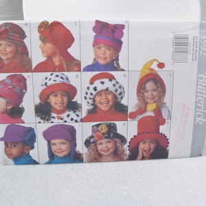 Puede incluir: Un patrón de costura para hacer 10 sombreros diferentes para niños. El patrón incluye una variedad de estilos, incluyendo un gorro, un cloche, un sombrero de vaquero y un sombrero de duende. El patrón es de Butterick y tiene el número 3592.