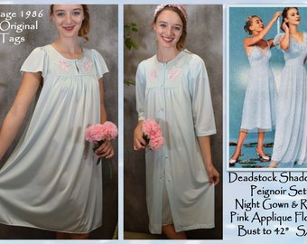 Oanvänd Shadowline Blå Peignoir Morgonrock och Nattklänning, Oanvänd med Etiketter, Feminin & Diskret, Rosa Blomapplikationer, Byst till 102 cm, S/M, Vintage 80-tal