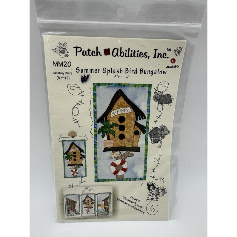 Op de afbeelding: Een pakket voor een knutselproject getiteld "Summer Splash Bird Bungalow" van Patch Abilities, Inc. Het pakket bevat een ontwerp van een vogelhuisje met het woord "SUMMER", een reddingsboei en palmbomen. Het pakket is 15,2 cm x 28,6 cm groot.