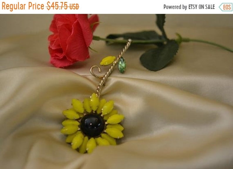 Cabachon Center Daisy Signed 50s Vintage WEISS Flower Brooch Prong Set Yellow Rhinestones Unusual Leaf Colors