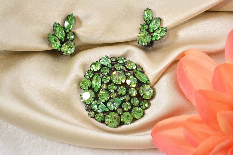 Black All Prong Set,Round,Teardrop Vtg 60s Navette Stones Bright Green Hold For Renee.....WEISS Green Japanned Brooch /& Earring Set