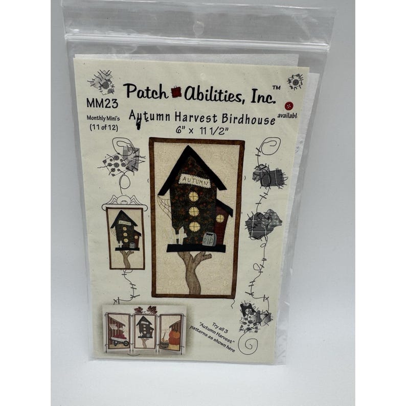 Op de afbeelding: Een naaipatroon voor een "Autumn Harvest Birdhouse" in een transparante plastic zak. Het patroon is 15,2 cm x 29,2 cm groot en heeft een vogelhuisontwerp met het woord "Autumn".