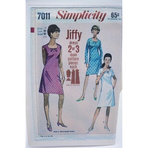 Può includere: Modello di cucito Simplicity numero 7011 per un abito Jiffy. Il modello è per le taglie 14 e 32-34 di seno. Il modello include tre viste dell'abito, una in rosa con pois bianchi, una in blu con pois bianchi e una in bianco. Il modello è per un abito mini-lunghezza.