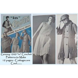 Può includere: Una copertina di un libro di modelli di uncinetto vintage con una donna che indossa un vestito e una sciarpa all'uncinetto. Il libro è intitolato "'in' CROCHETS FLEISHER Bear Brand BOTANY" ed è il volume 22 per 75 centesimi. Il testo "Groovy 1969 'in' Crochet Patterns to Make 19 pages - Cottagecore Cool....." si trova sotto l'immagine.