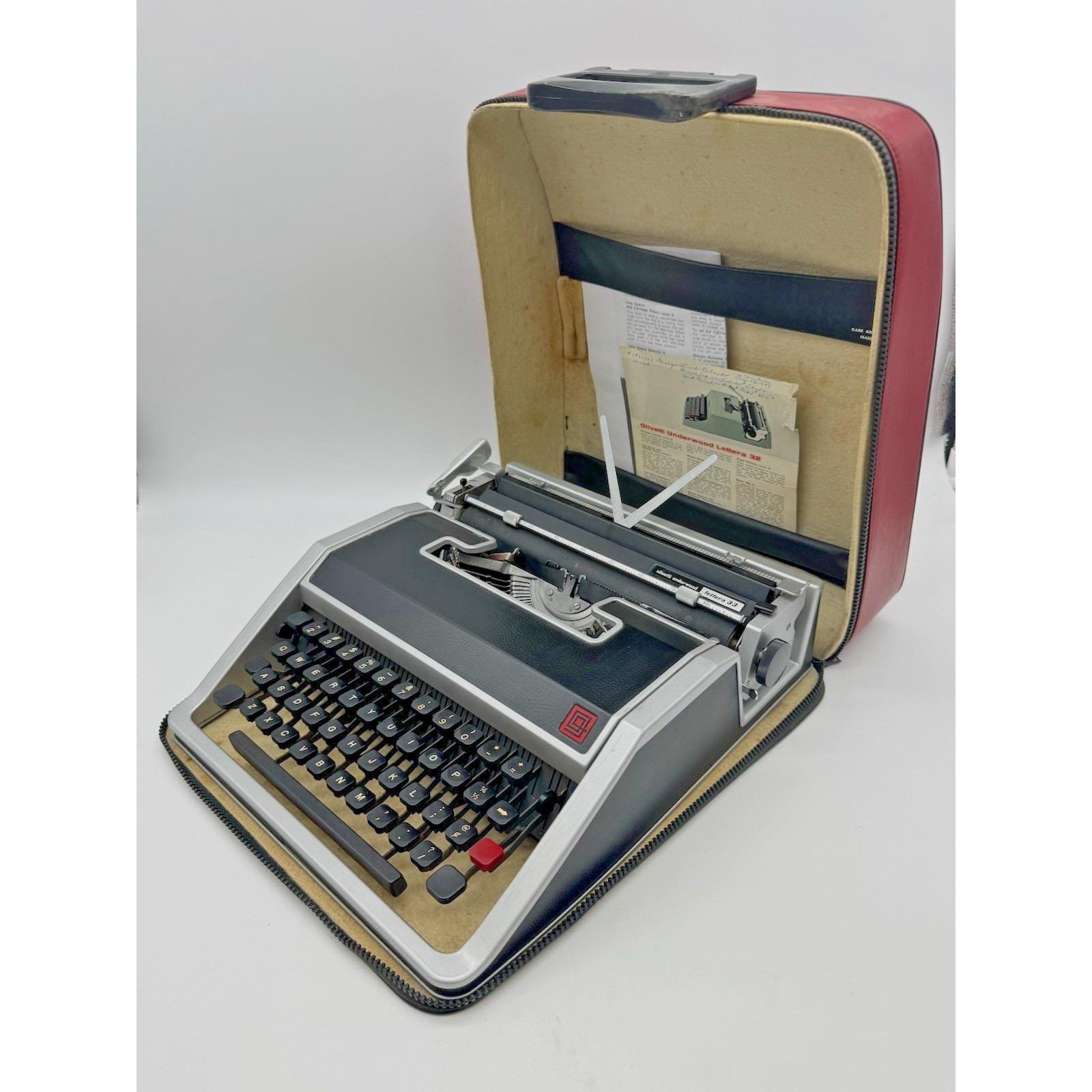 Olivetti Underwood Lettera 33 Typewriter Italy Red Case 1960