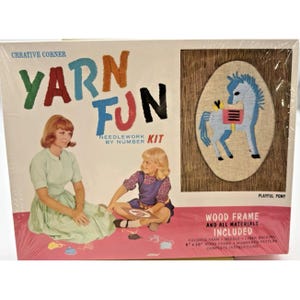 Könnte beinhalten: Ein Vintage-Nadelarbeitsset "Yarn Fun" mit dem Text "Creative Corner" und "Playful Pony". Das Set enthält einen Holzrahmen, farbiges Garn, eine Nadel und Anweisungen. Das Bild zeigt eine Frau und ein junges Mädchen sowie ein fertiges Nadelpferd.