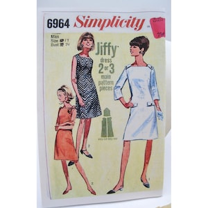 Può includere: Modello di cucito Simplicity numero 6964 per un abito Jiffy. Il modello è per le taglie 14 e il giro seno 32-34. Il modello mostra tre donne che indossano diverse versioni dell'abito. Una donna indossa un abito a chevron bianco e nero, un'altra indossa un abito bianco e la terza indossa un abito pesca.
