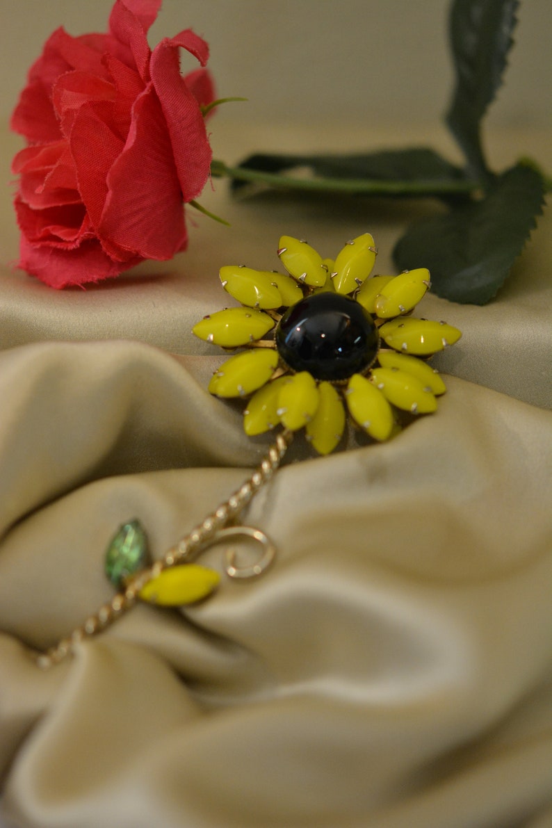 Cabachon Center Daisy Signed 50s Vintage WEISS Flower Brooch Prong Set Yellow Rhinestones Unusual Leaf Colors