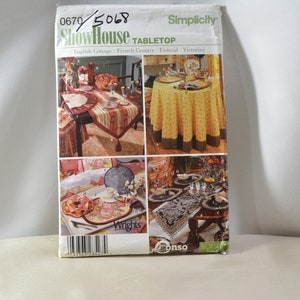 Op de afbeelding: Een Simplicity naaipatroon voor een tafelblad, met vier verschillende ontwerpen: Engelse cottage, Franse landelijke stijl, Federal en Victoriaans. Het patroonnummer is 0670/5068.