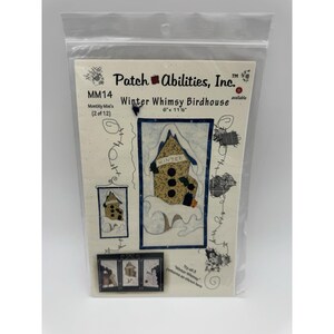 Op de afbeelding: Een witte keramische mok met een zwart handvat en de tekst "But First, Coffee" in een handschriftstijl. De mok staat op een wit oppervlak. De mok is ongeveer 10 cm hoog.