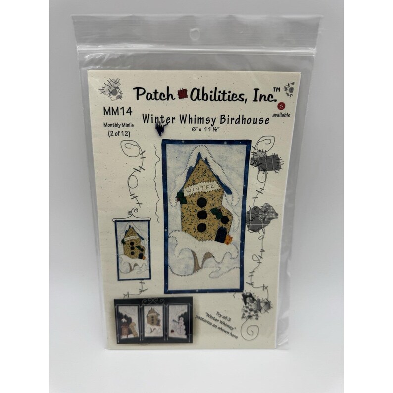 Op de afbeelding: Een witte keramische mok met een zwart handvat en de tekst "But First, Coffee" in een handschriftstijl. De mok staat op een wit oppervlak. De mok is ongeveer 10 cm hoog.