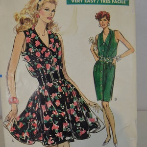 Könnte beinhalten: Ein Vintage-Schnittmuster mit zwei ärmellosen Kleidern. Das Kleid links ist schwarz mit einem Blumendruck und einem Gürtel. Das Kleid rechts ist grün und hat eine Knopfleiste vorne. Das Schnittmuster ist mit "Sehr einfach/Tres Facile" gekennzeichnet.