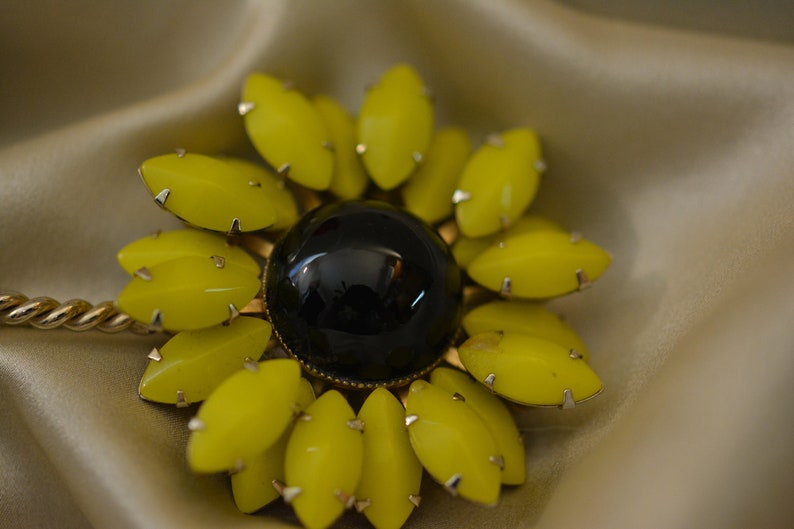 Cabachon Center Daisy Signed 50s Vintage WEISS Flower Brooch Prong Set Yellow Rhinestones Unusual Leaf Colors