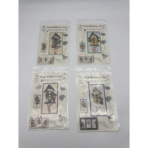 Op de afbeelding: Een set van drie keramische mokken met een gespikkelde, matte afwerking. De mokken zijn in cr&egrave;me, lichtgrijs en donkergrijs. Elke mok heeft een eenvoudig, minimalistisch ontwerp.