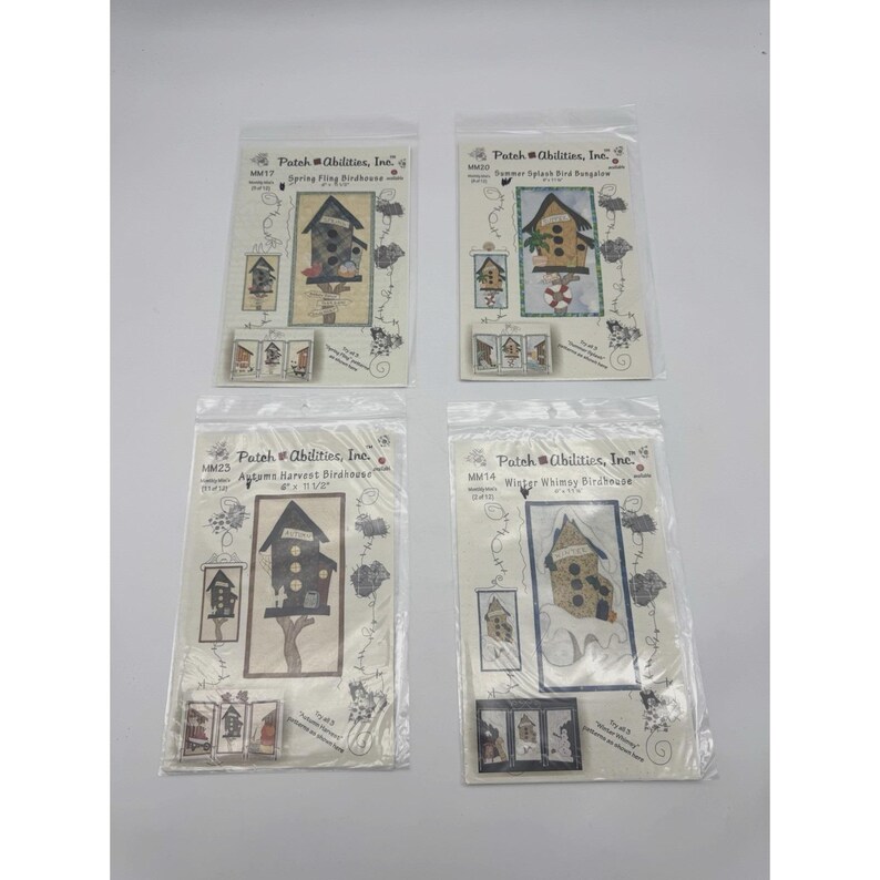 Op de afbeelding: Een set van drie keramische mokken met een gespikkelde, matte afwerking. De mokken zijn in cr&egrave;me, lichtgrijs en donkergrijs. Elke mok heeft een eenvoudig, minimalistisch ontwerp.