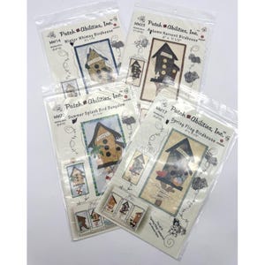 Op de afbeelding: Vier knutselsets van Patch Abilities, Inc. met vogelhuisontwerpen. De sets bevatten patronen voor Winter Whimsy, Autumn Harvest, Summer Splash en Spring Fling vogelhuizen. Elk pakket is verzegeld in een doorzichtige plastic zak.