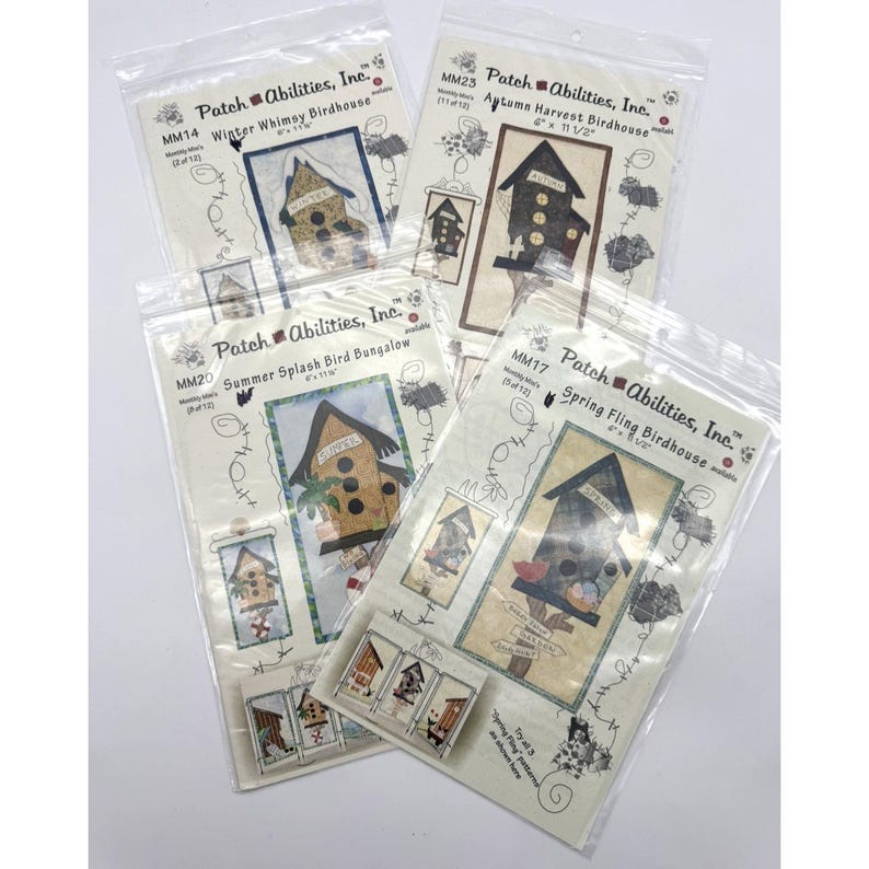 Op de afbeelding: Vier knutselsets van Patch Abilities, Inc. met vogelhuisontwerpen. De sets bevatten patronen voor Winter Whimsy, Autumn Harvest, Summer Splash en Spring Fling vogelhuizen. Elk pakket is verzegeld in een doorzichtige plastic zak.