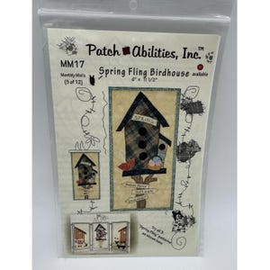 Op de afbeelding: Een rustiek houten bord met de tekst "Welcome to our home" in witte letters. Het bord heeft een verweerde afwerking en een eenvoudig, uitnodigend ontwerp, ideaal voor een veranda of entree.